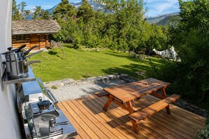 Outdoor dining - Vrbo Property (Leuk)