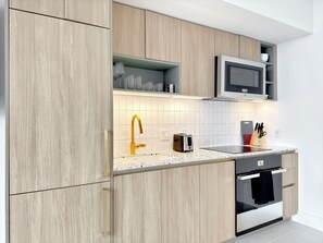Kühlschrank, Mikrowelle, Ofen, Geschirrspüler
