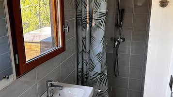 Douche, articles de toilette écologiques, serviettes fournies, savon