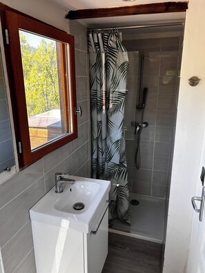 Dusche, umweltfreundliche Kosmetikartikel, Handtücher, Seife