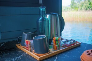 Mobile Home, River View | Coffee and/or coffee maker