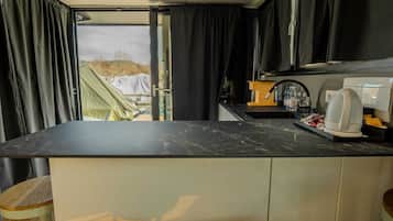 Mobile Home, River View | Private kitchen | Mini-fridge, stovetop, dishwasher, cookware/dishes/utensils