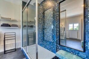 Douche, séchoir à cheveux, serviettes fournies