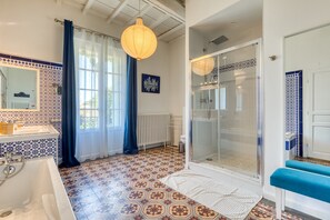 Shower, hair dryer, towels