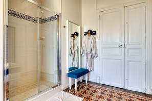 Shower, hair dryer, towels
