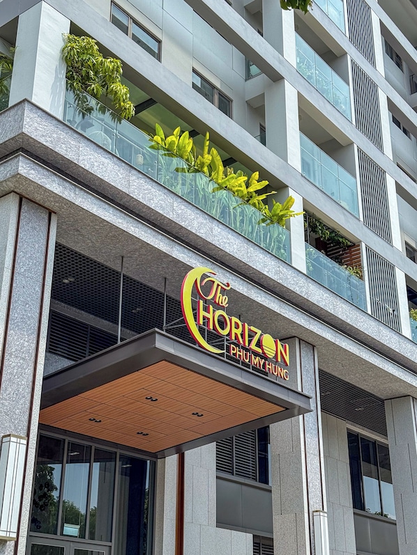 Un edificio moderno con un letrero que dice 'The Horizon Phú My Hùng'.