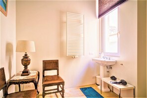 Bathroom - Spacious apartment with terrace, view (Antwerp)