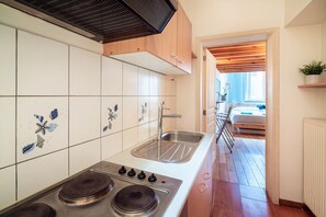 Microondas, horno, placa de cocina y cafetera o tetera