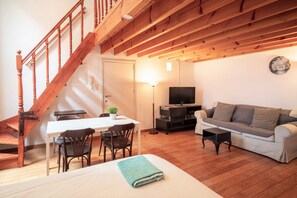 Living area - Saint Pauls 1 bedroom apartment (Antwerp)