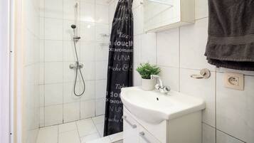 Chuveiro, secador de cabelo, toalhas de banho