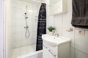 Bathroom - Saint Pauls 1 bedroom apartment (Antwerp)