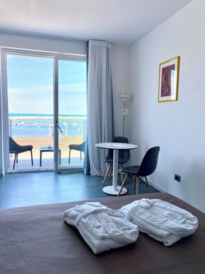 Habitación doble superior, vista al mar | Sábanas italianas Frette y ropa de cama de alta calidad 