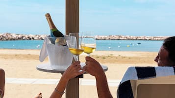 Luxury-Doppelzimmer, Meerblick | Italienische Bettbezüge von Frette, hochwertige Bettwaren