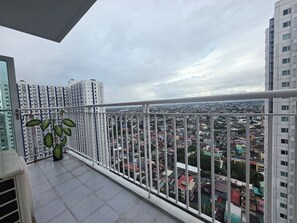 Property grounds - Cozy 2-bedroom condo w/AC living room, balcony, Netflix walking dis to SM North (Quezon City)