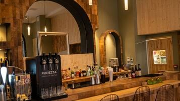 2 bars/lounges