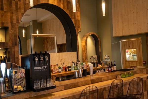 2 bars/lounges