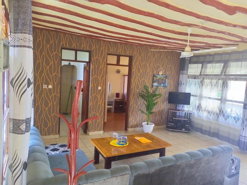 Departamento Deluxe, vista al jardín | Área de sala de estar | Smart TV de 24 pulgadas con canales digitales 