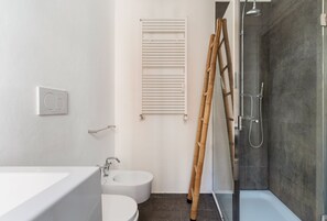 Dusche, Bidet, Handtücher