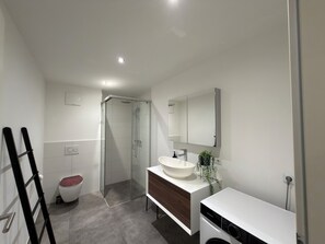 Departamento estándar | Baño | Regadera, secadora de cabello, toallas, jabón 