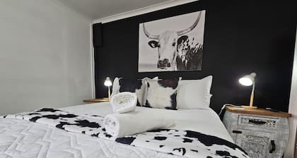 Perfect 2-bedroom apartment with AC in delightful Kimberley