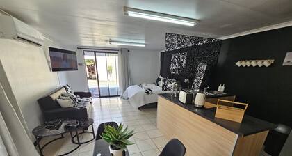 Perfect 2-bedroom apartment with AC in delightful Kimberley