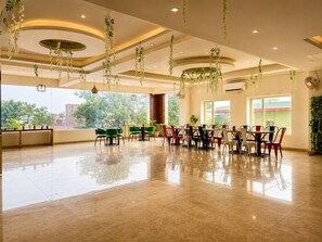 Family Room | Dining - Hotel Four Seasons R (Vikasnagar)