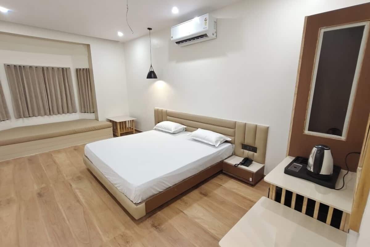 Habitación doble superior | Ropa de cama de alta calidad, camas con efecto memoria y escritorio