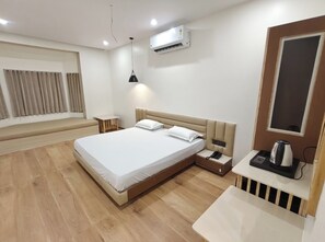 Habitación doble superior | Ropa de cama de alta calidad, camas con efecto memoria y escritorio 