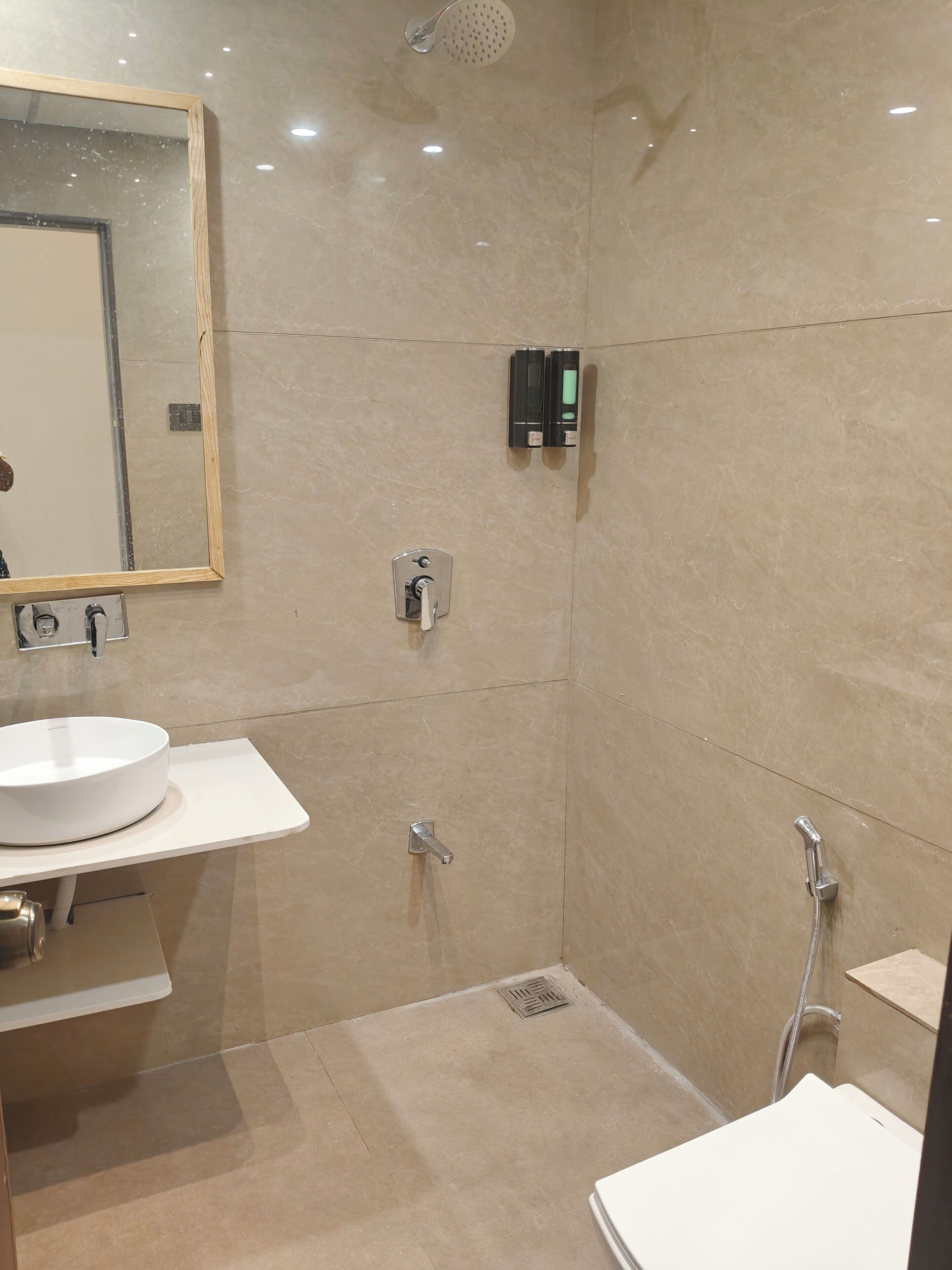 Superior Double Room | Bathroom | Free toiletries, towels, soap, shampoo