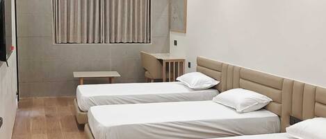Chambre supérieure double | Literie de qualité, lit avec matelas en mousse à mémoire, bureau