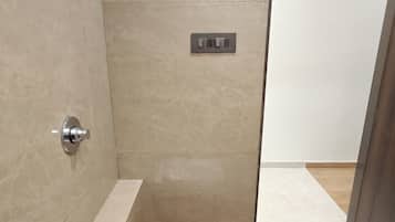 Superior Double Room | Bathroom | Free toiletries, towels, soap, shampoo