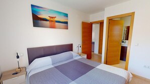 A bedroom with a bed, bedside table, nightstand, and a painting of a sunset over a bridge. - Villa - Stay6 - Garden - Parking - Pool - Golfarea (Torre-Pacheco)