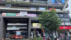 Um edifício de vários andares com diversos estabelecimentos, incluindo um hotel, spa e loja de informática.