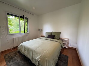 4 bedrooms, WiFi, bed sheets - Villa on the banks of the Seine, 45 minutes from Paris (Nandy)