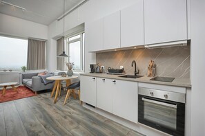 Studio Standard | Eget pentry | Minikylskåp, ugn, spishäll och grytor/köksredskap