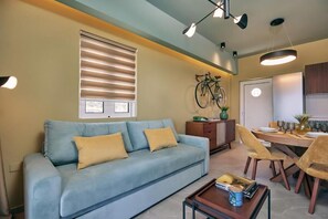 Appartamento Deluxe, vista giardino | Area soggiorno | Smart TV 32 pollici con canali via cavo, Netflix, servizi in streaming