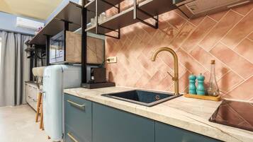 Deluxe Studio, Garden View | Private kitchen | Fridge, microwave, oven, stovetop