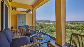 Deluxe Apartment, Garden View | Terrace/patio