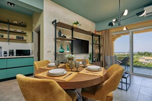Appartamento Deluxe, vista giardino | Area soggiorno | Smart TV 32 pollici con canali via cavo, Netflix, servizi in streaming