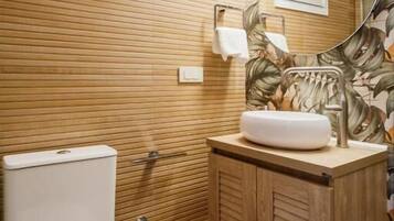 Deluxe Studio, Garden View | Bathroom