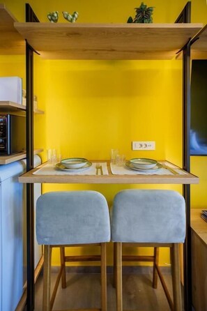 Estúdio design, vista para o jardim | Cozinha privada | Geladeira, micro-ondas, fogão, cooktop