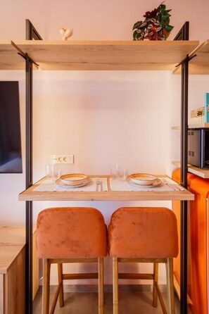 Estúdio superior, vista para o jardim | Cozinha privada | Geladeira, micro-ondas, fogão, cooktop