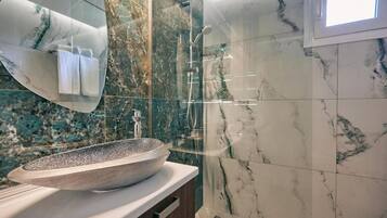 Deluxe-Apartment, Gartenblick | Badezimmer | Dusche, kostenlose Toilettenartikel, Haartrockner, Handtücher
