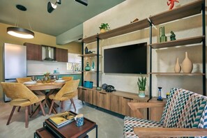 Apartamento luxo, vista para o jardim | Área de estar | Smart TV 32 polegadas com canais a cabo, Netflix, serviços de streaming