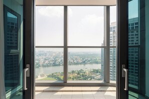 Un ventanal con vistas a un paisaje urbano y un río.