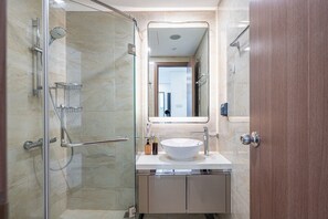 Deluxe Apartment, 3 Bedrooms, City View | Bathroom | Free toiletries, hair dryer, slippers, bidet - The Kingston Landmark 81 Sky Residence (Thanh My Tay)