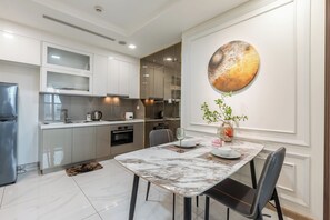Apartamento luxo, 1 quarto, vista para a cidade | Cozinha privada | Geladeira, micro-ondas, cooktop, panela elétrica de arroz