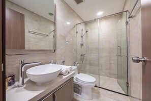 Apartamento luxo, 1 quarto, vista para a cidade | Banheiro | Produtos de toalete grátis, secador de cabelo, chinelos, bidê