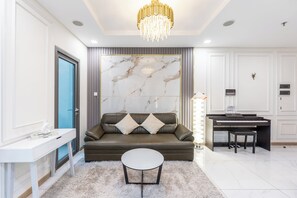 Apartamento luxo, 1 quarto, vista para a cidade | Área de estar | TV de tela plana 75 polegadas com canais digitais