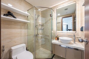 Deluxe Apartment, 3 Bedrooms, City View | Bathroom - The Kingston Landmark 81 Sky Residence (Thanh My Tay)